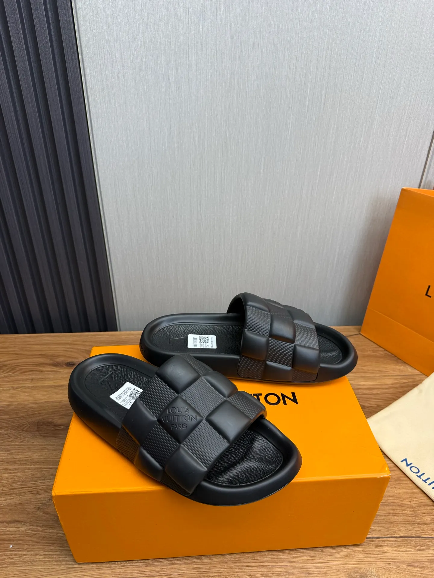 Men's shoes 💰260💰 ▪️LV's popular Little Red Book popular slippers hot sale: 1 shipment✅ Super textured and comfortable slippers, original TPU outsole. Authentic counter box drawer box packaging 🎁Size 38-45